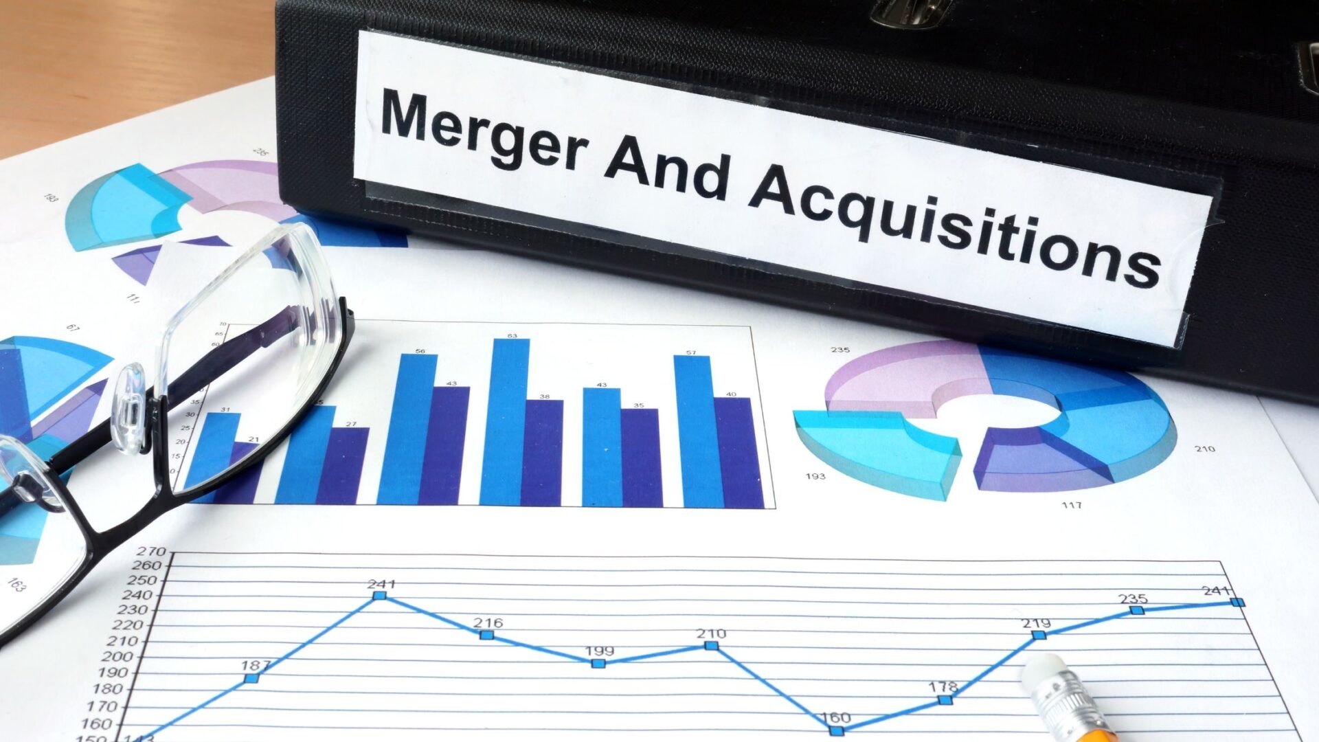 Difference Between Mergers & Acquisitions, difference between mergers and acquisitions